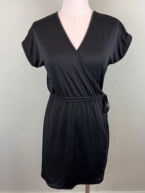 Women's black Columbia Chill River Wrap UPF Athleisure Mini Dress size Small